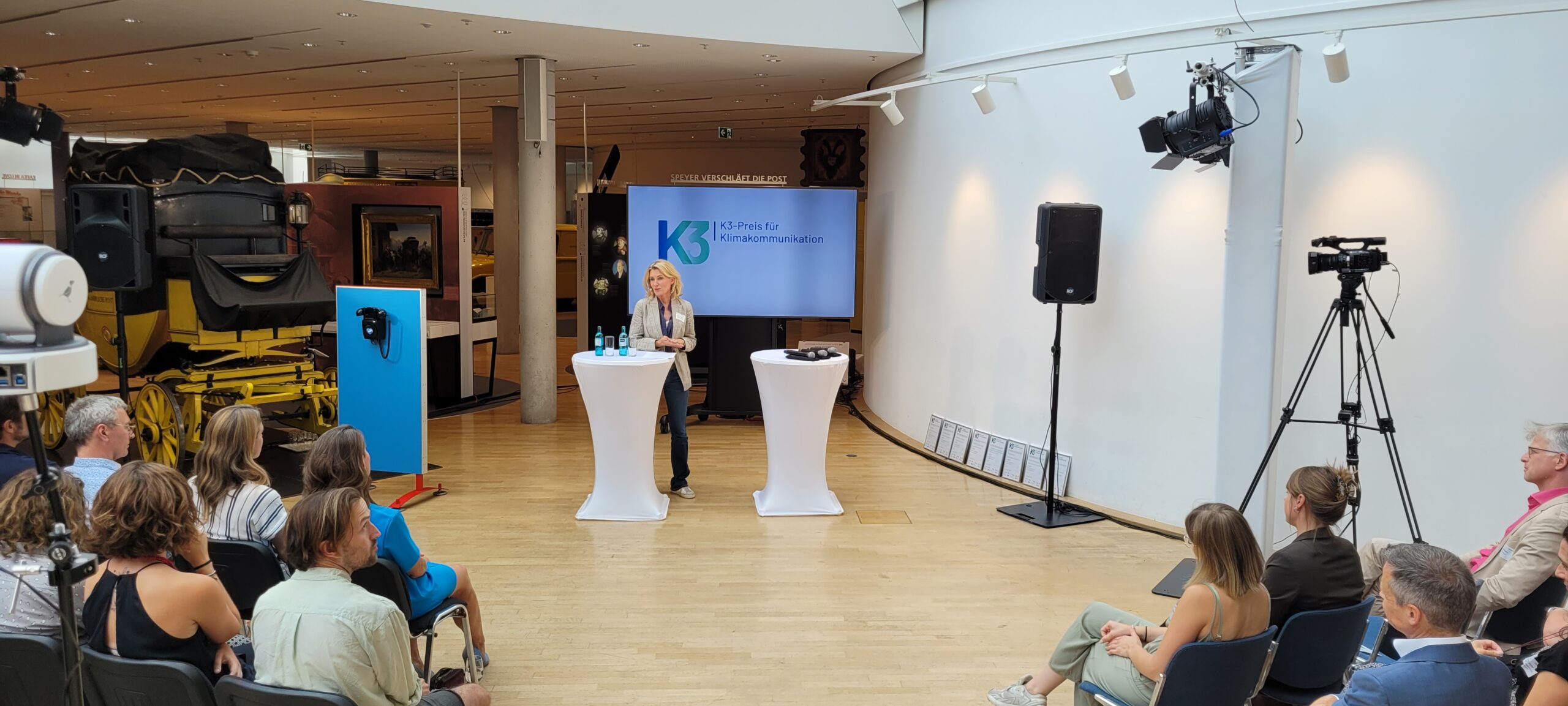 Maria Furtwängler eröffnet im Lichthof des Museums für Kommunikation den K3-Preis